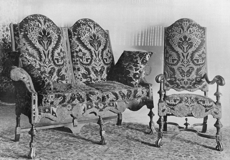 核桃椅和长椅套件用英语Velvat覆盖 作者 查尔斯·拉瑟姆（Charles Latham）
