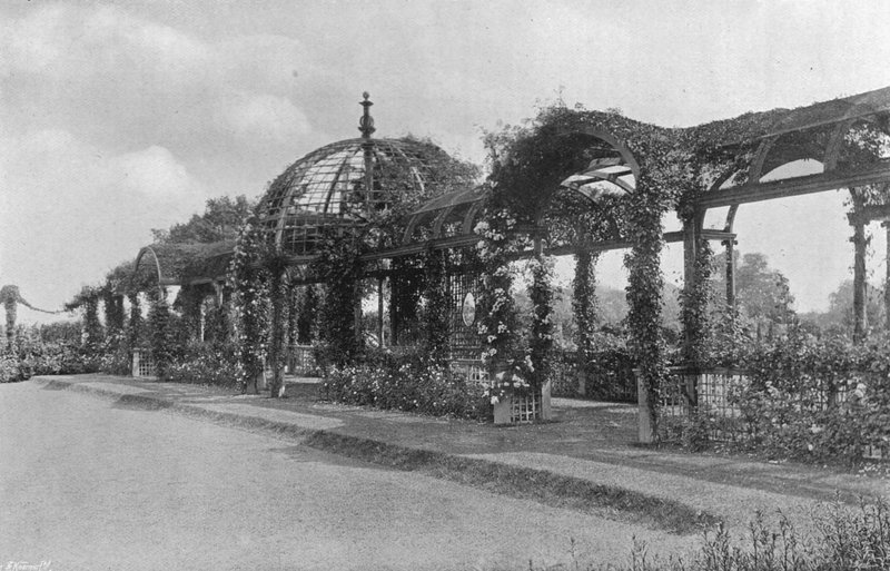 Sunk Croquet Lawn和East Pergola 作者 查尔斯·拉瑟姆（Charles Latham）