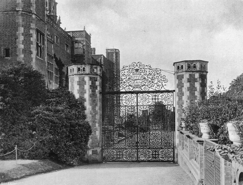 The East Gateway on the North Front (b/w photo) 作者 查尔斯·拉瑟姆（Charles Latham）