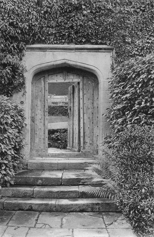 The Garden Entrance (b/w photo) 作者 查尔斯·拉瑟姆（Charles Latham）