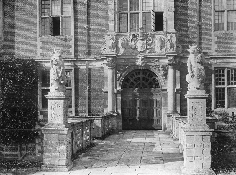 The Porch and the Bridge (b/w photo) 作者 查尔斯·拉瑟姆（Charles Latham）