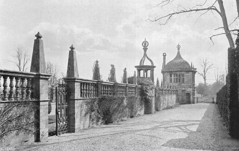 The South Walk Outside the Forecourt (b/w photo) 作者 查尔斯·拉瑟姆（Charles Latham）