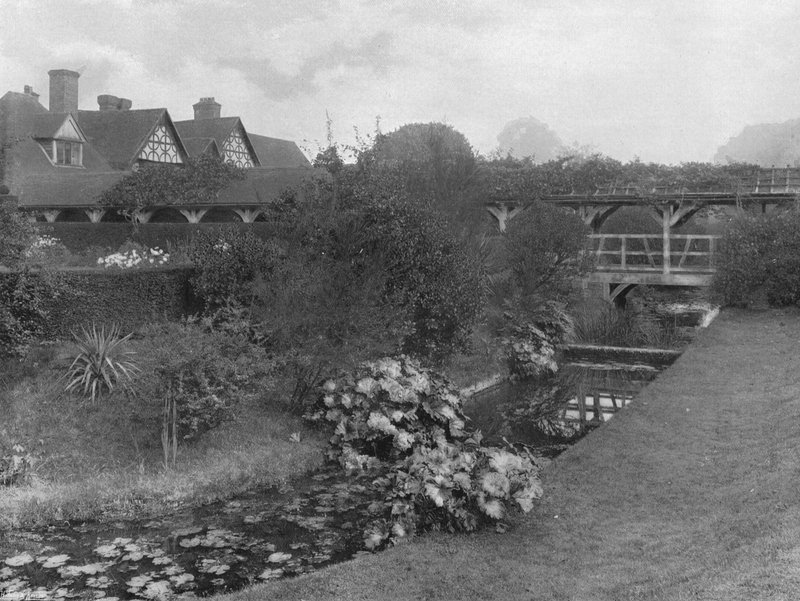 The Turn of the Moat (b/w photo) 作者 查尔斯·拉瑟姆（Charles Latham）