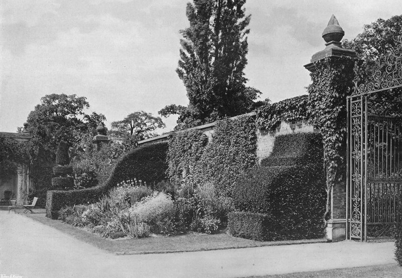 Yew Buttress，Alcove Walk 作者 查尔斯·拉瑟姆（Charles Latham）