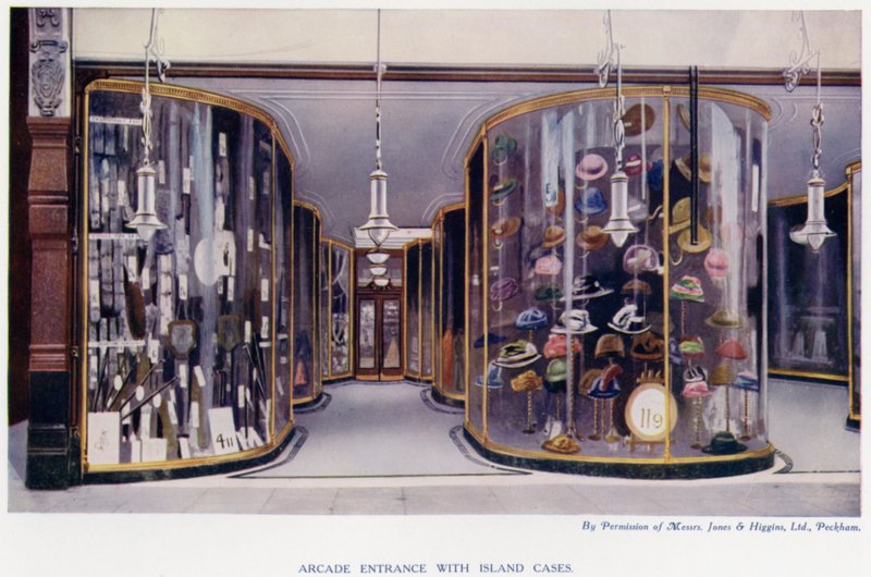 Arcade entrance with island cases (photo) 作者 英国摄影师