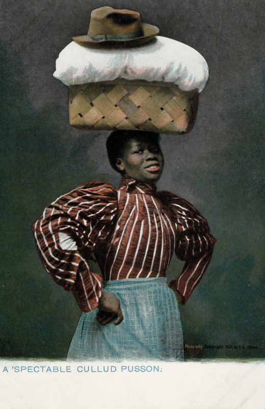 Black girl with a basket of linen, topped by a hat, on her head (photo) 作者 英国摄影师