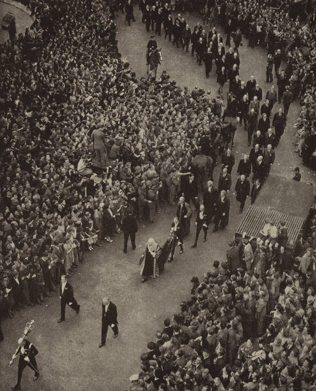 1945 年 5 月 8 日，英国首相温斯顿·丘吉尔和内阁成员前往威斯敏斯特圣玛格丽特教堂，为摆脱纳粹德国的入侵威胁表示感谢（黑白照片） 作者 英国摄影师