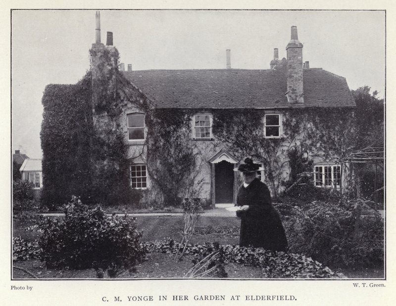 C M Yonge in her garden at Elderfield (b/w photo) 作者 英国摄影师