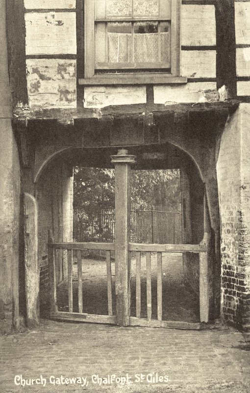 Buckinghamshire的Chalfont St Giles教堂通道（黑白照片）。 作者 英国摄影师
