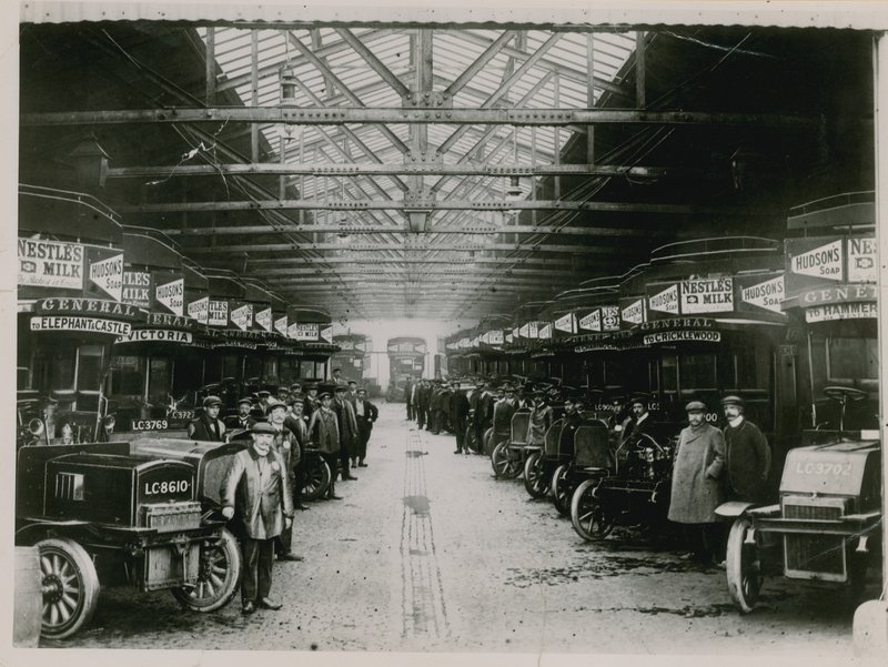 Cricklewood Garage 作者 英国摄影师