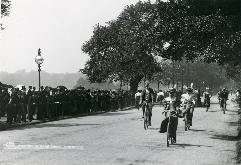 1895年在海德公园骑自行车 作者 英国摄影师