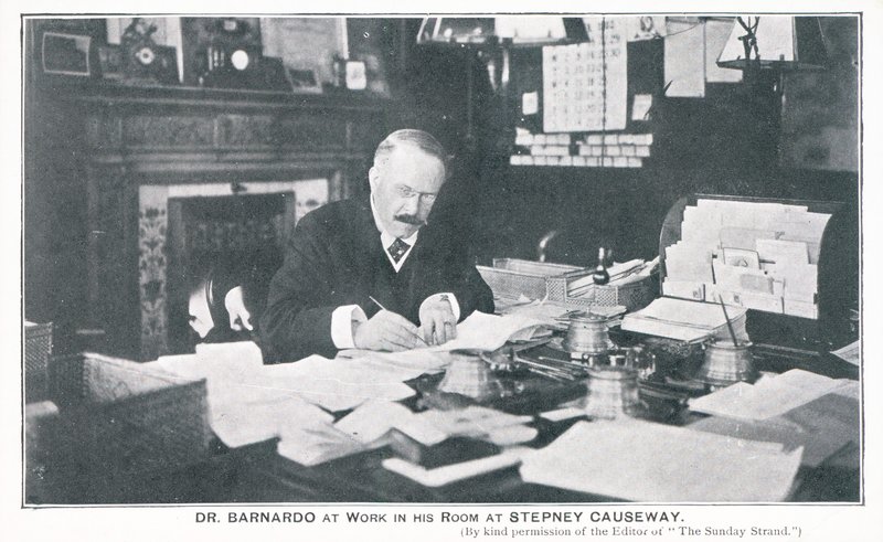 Barnardo博士在Stepney Causeway的房间里工作 作者 英国摄影师
