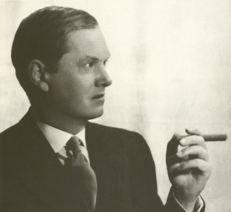 Evelyn Waugh，肖像，抽雪茄（黑白照片 作者 英国摄影师