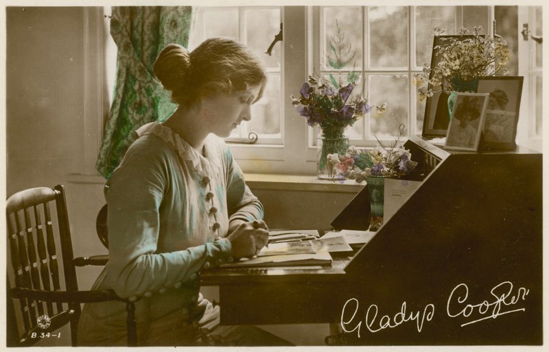Gladys Cooper在办公桌前 作者 英国摄影师