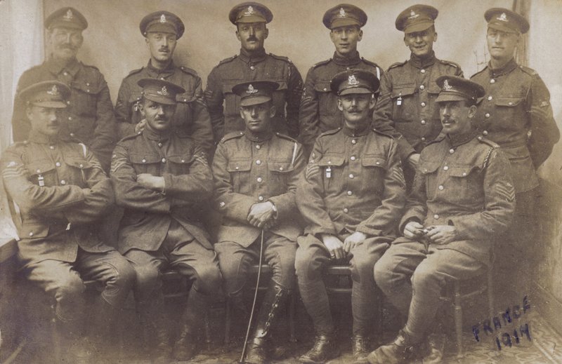 英国士兵群，一战，法国1917年（黑白照片）。 作者 英国摄影师