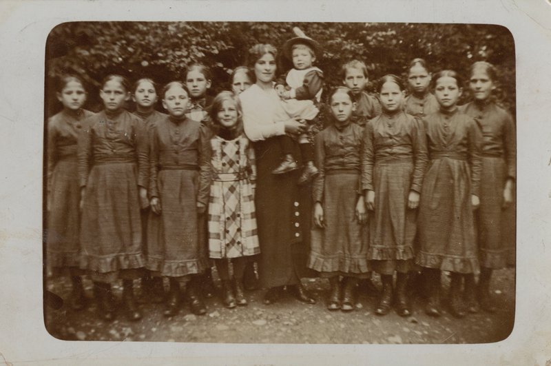 Group of presumably orphans, possibly Barnardos children (b/w photo) 作者 英国摄影师