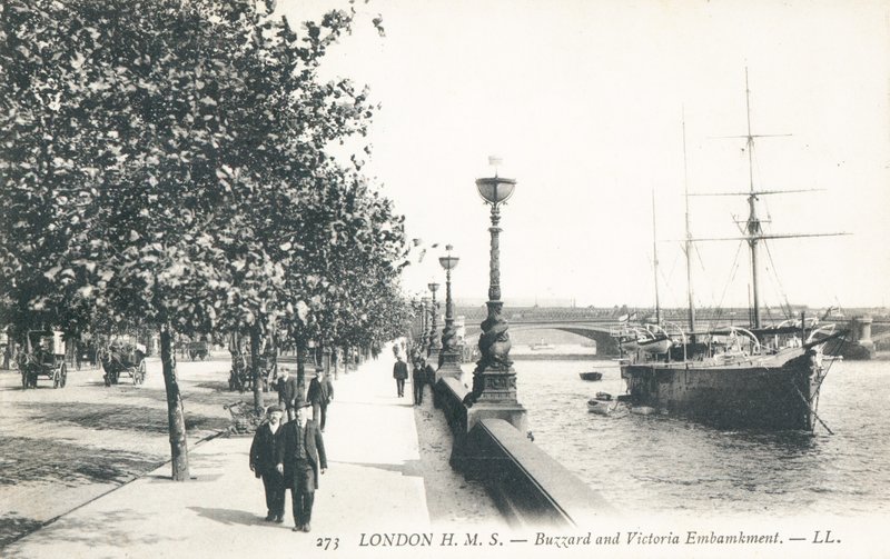 HMS Buzzard停泊在Victoria Embankment旁边 作者 英国摄影师