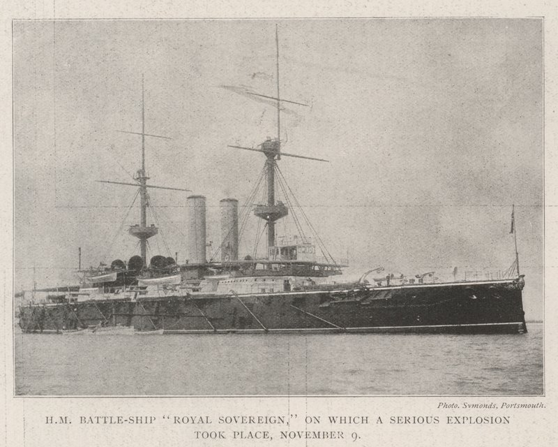 11月9日发生严重爆炸的HM Battle-Ship Royal Sovereign 作者 英国摄影师