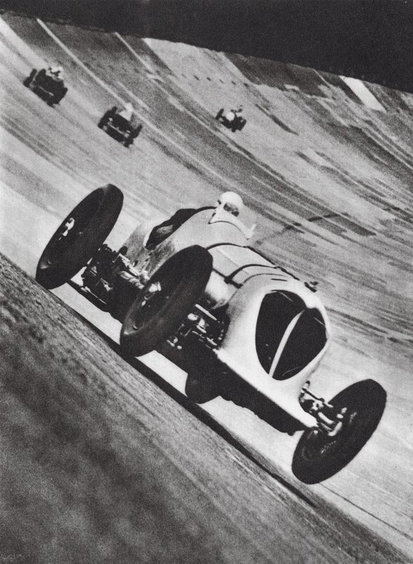 约翰-科布的 Napier-Railton 在布鲁克兰兹赛车（黑白照片） 作者 英国摄影师