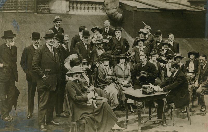听詹姆斯巴里爵士于1912年在温德汉姆屋顶上阅读The Admirable Crichton 作者 英国摄影师