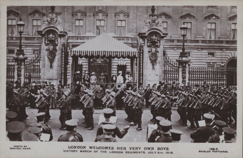 London welcomes her very own boys, Victory march of the London regiments, 5 July 1919 (b/w photo) 作者 英国摄影师
