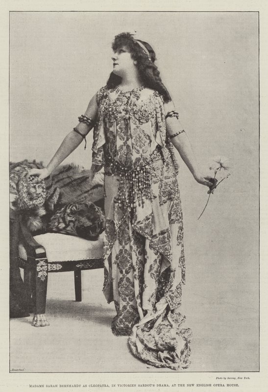 Sarah Bernhardt夫人在新英国歌剧院担任Victorien Sardous Drama的Cleopatra 作者 英国摄影师