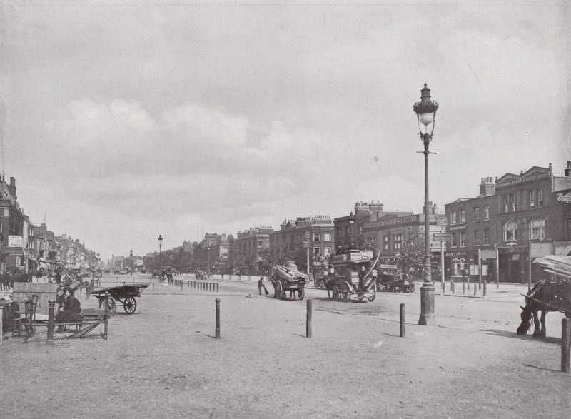 Mile End Road，向东看 作者 英国摄影师