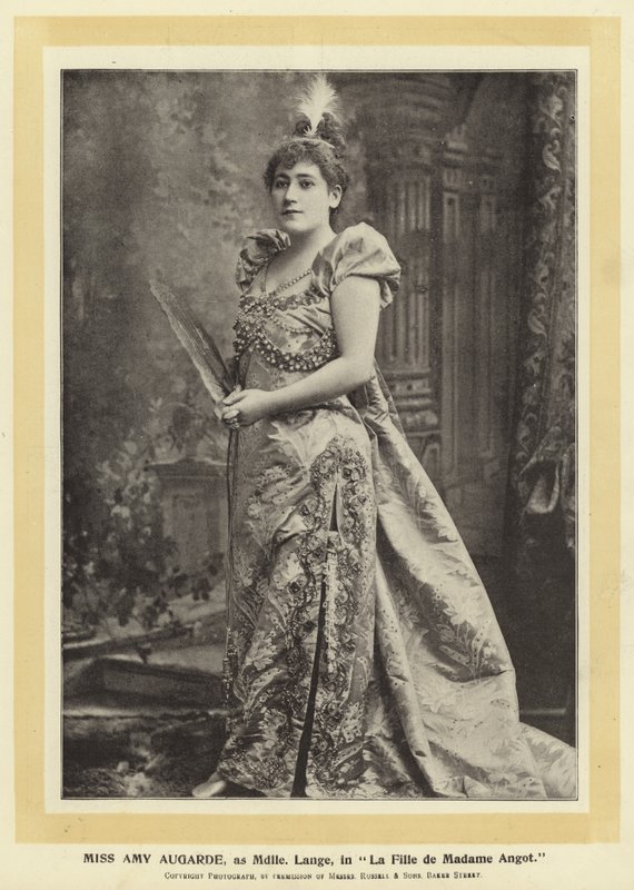 Amy Augarde小姐，作为Lange小姐，在Angot夫人的女儿 作者 英国摄影师