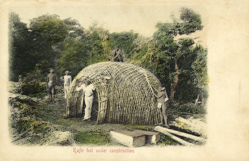 建设中的土著小屋（彩色照片 作者 英国摄影师