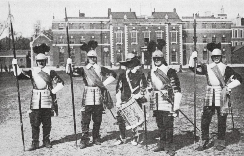 伦敦荣誉炮兵连长矛手（黑白照片） 作者 英国摄影师