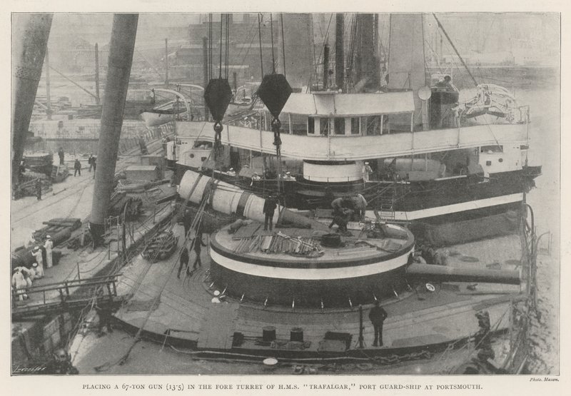 将一把67吨枪（13.5）放在HMS特拉法加的前炮塔，Portsmouth的Port Guard-Ship 作者 英国摄影师