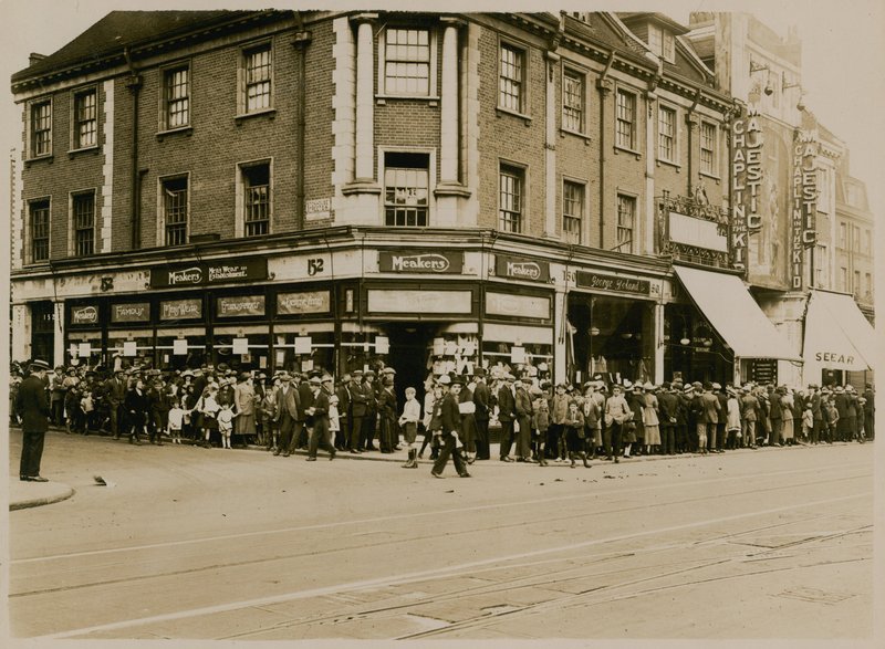 大约在1921年，在Clapham的Majestic，High Street，The Kid的The Kidlie中为查理卓别林排队 作者 英国摄影师