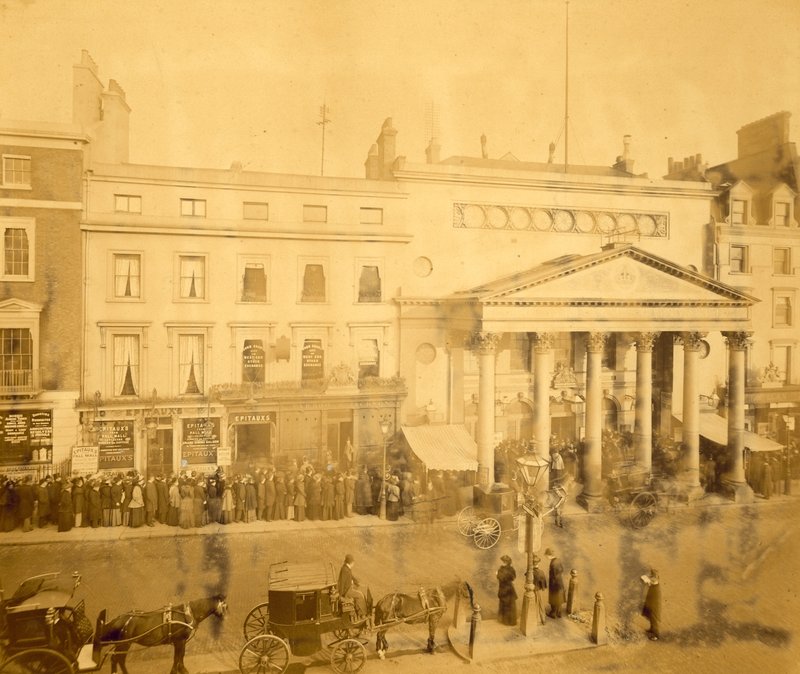 1895年在干草市场排队，参加由特里尔比主演的第一夜 作者 英国摄影师