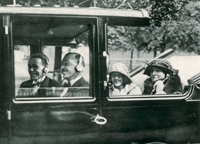 1923年在路上收音机 作者 英国摄影师