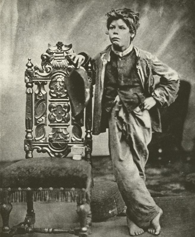 1860年衣衫褴褛的学童（黑白照片）。 作者 英国摄影师