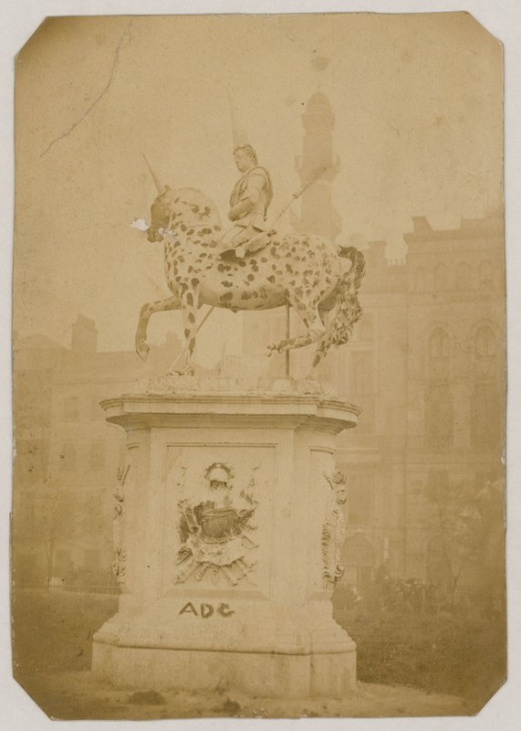 伦敦莱斯特广场国王乔治一世的雕像;照片摄于1866年 作者 英国摄影师