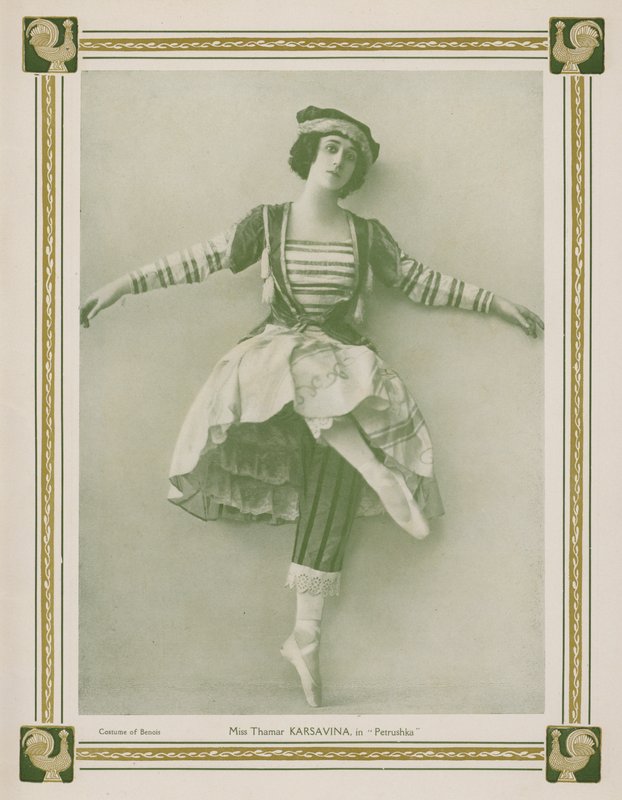 俄罗斯首席芭蕾舞演员塔玛拉·卡尔萨维娜 (Tamara Karsavina) 在俄罗斯芭蕾舞团制作的伊戈尔·斯特拉文斯基 (Igor Stravinsky) 的芭蕾舞剧《彼得鲁什卡》(Petrushka) 中（黑白照片） 作者 英国摄影师