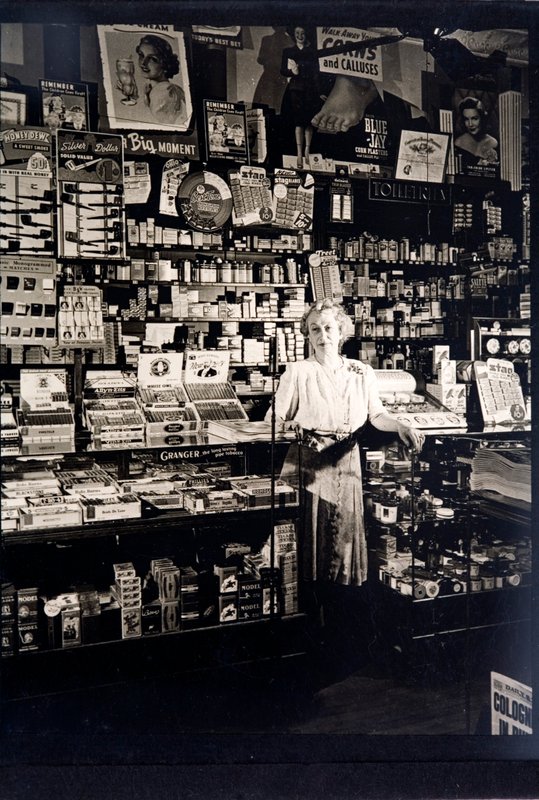 烟草商的女店主（黑白照片）。 作者 英国摄影师