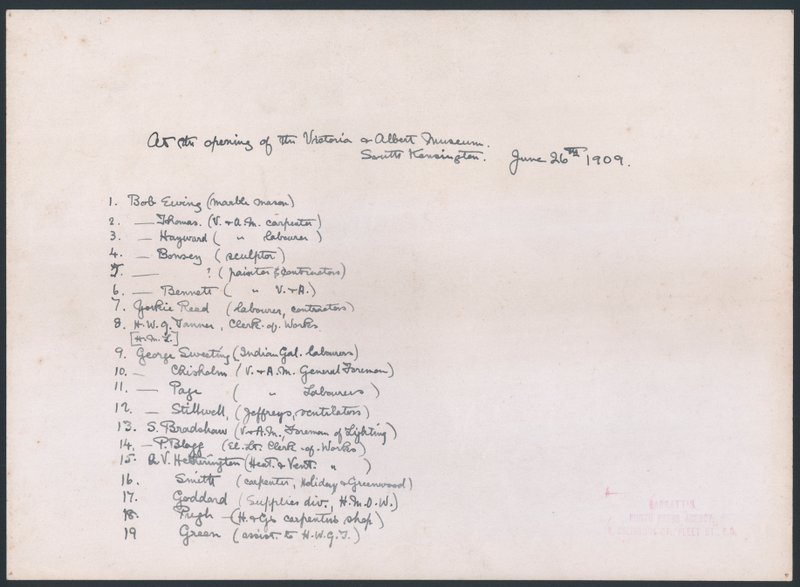 Key to a photo of a group of workmen who presented the address to King Edward VII at the opening of the Victoria and Albert Museum (ink on paper) 作者 英语学校