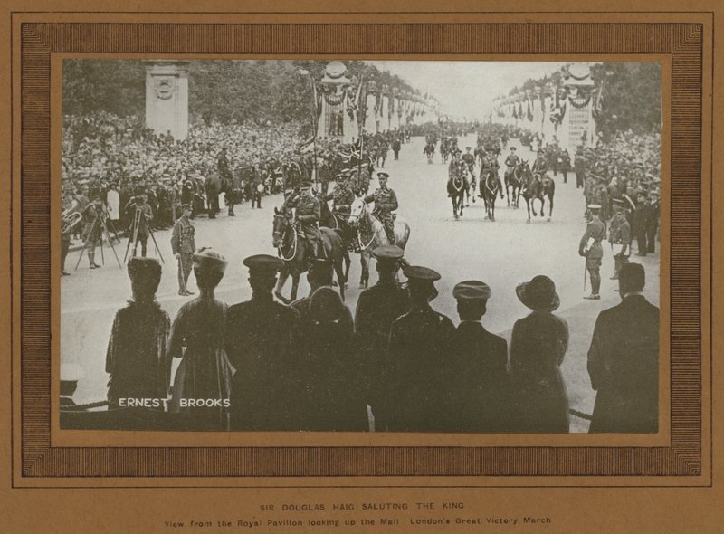 1919年伦敦的胜利庆典，道格拉斯-海格爵士向国王致敬（黑白照片）。 作者 欧内斯特·布鲁克斯