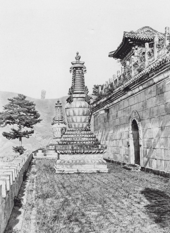 热河，普洛寺，池里，普洛寺喇嘛庙内的露台（黑白照片） 作者 恩斯特·波尔施曼