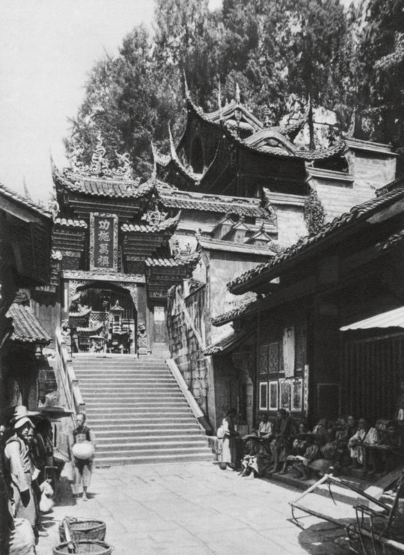 四川宽县奥郎庙，奥郎庙入口（黑白照片） 作者 恩斯特·波尔施曼
