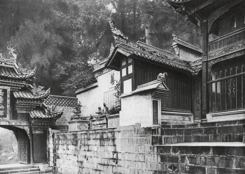 四川宽县奥郎庙，奥郎庙第一前院（黑白照片） 作者 恩斯特·波尔施曼