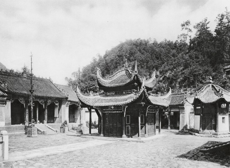 神祠庙台子，寺院主院（黑白照片） 作者 恩斯特·波尔施曼