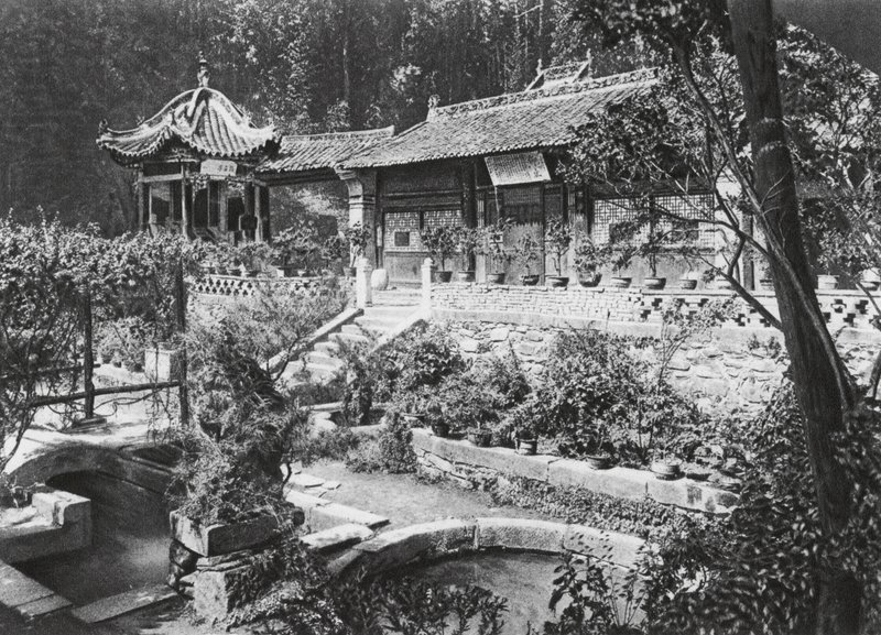 神祠庙台子，寺院花园（黑白照片） 作者 恩斯特·波尔施曼