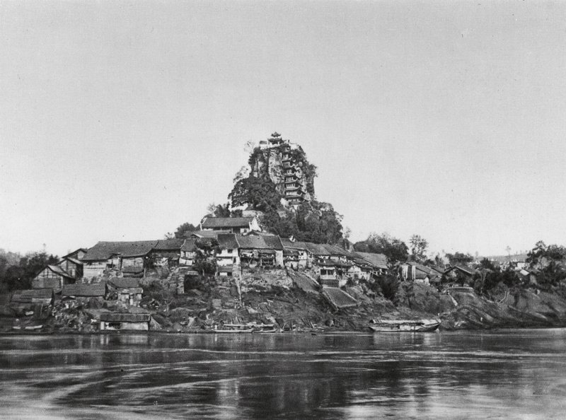 石锅仔、万印山、四川、长江岸边的村庄和神石（黑白照片） 作者 恩斯特·波尔施曼