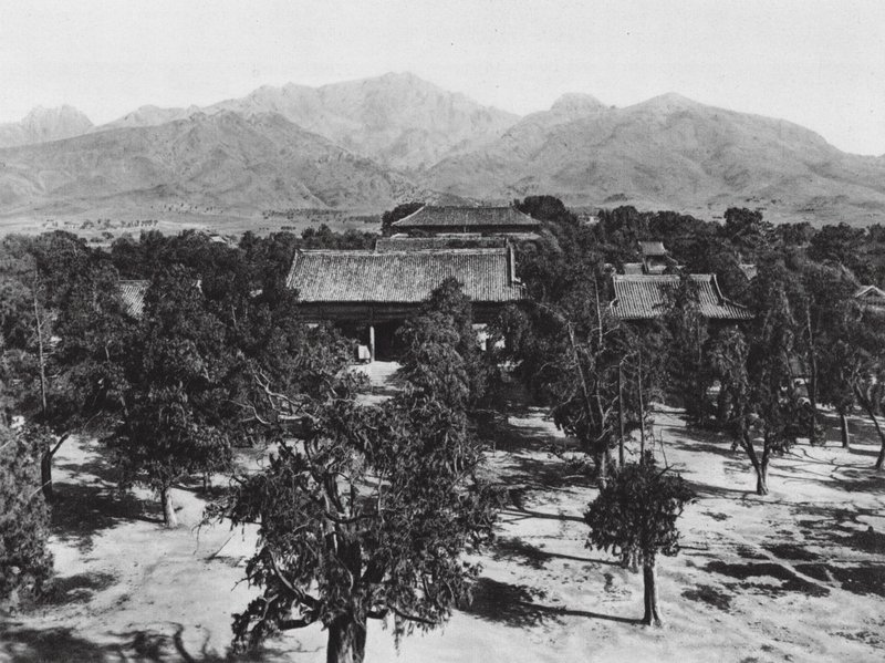山东泰安府泰庙，北眺泰山圣境大庙（黑白照片） 作者 恩斯特·波尔施曼