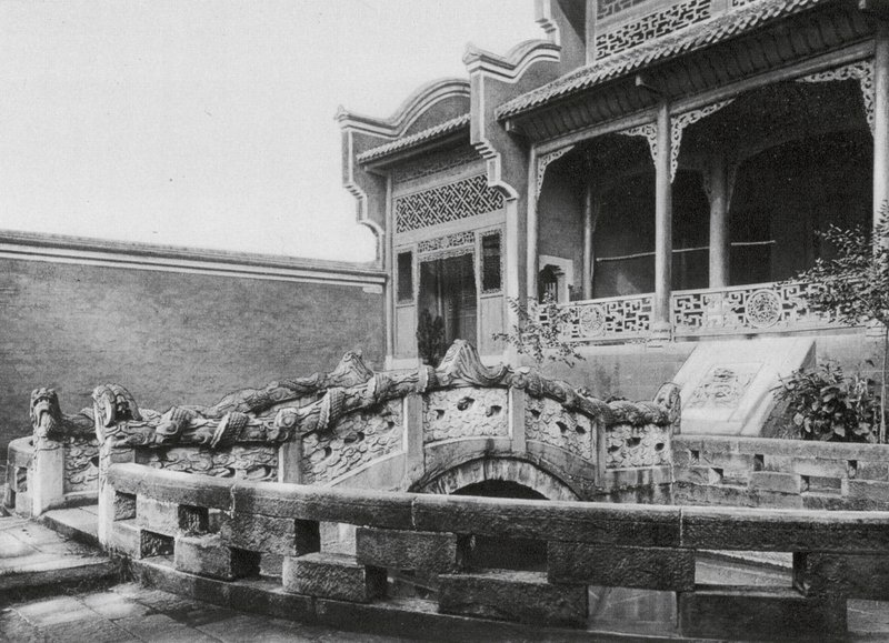 四川万县文庙，万县孔庙前庭与池塘和龙桥（黑白照片） 作者 恩斯特·波尔施曼