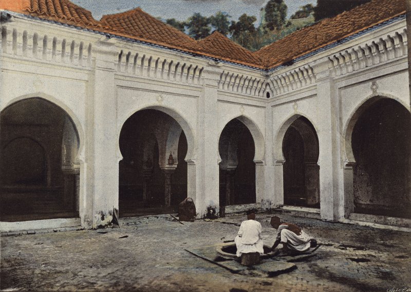 清真寺Sidi-El-Haloni的内在法院，在特莱姆森 作者 欧洲摄影师