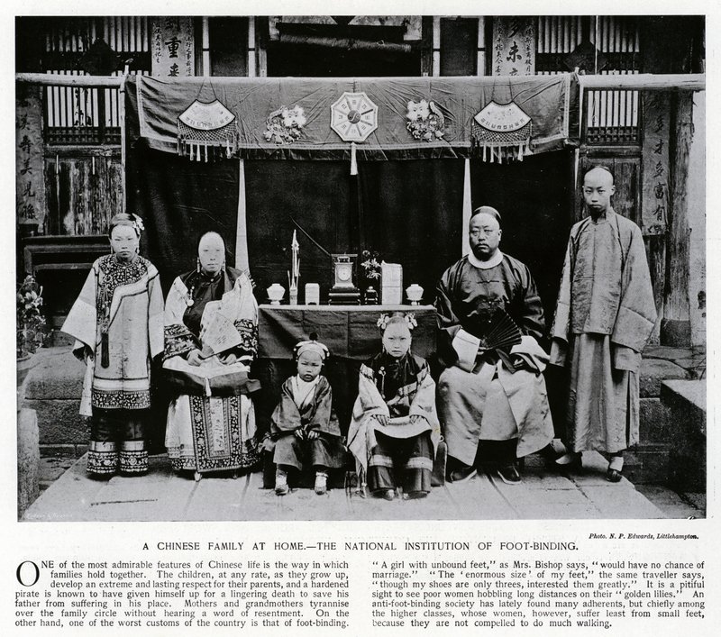 A Chinese family at home, the National Institution of Foot-Binding (b/w photo) 作者 欧洲摄影师